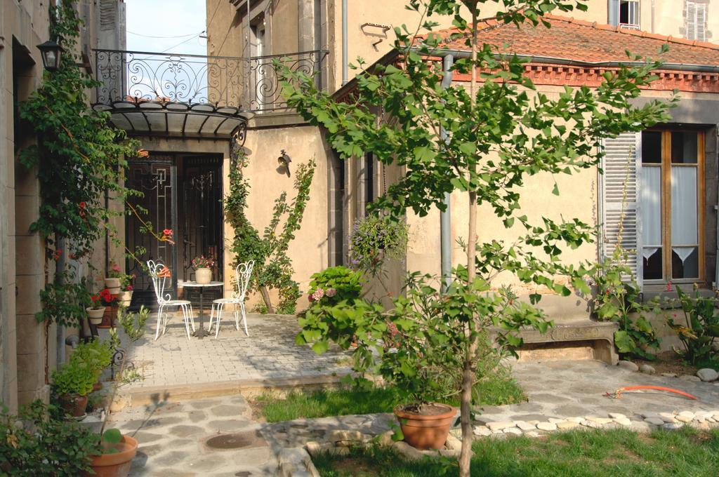 Отель La Maison De Mariecamille Saint-Germain-Lembron Экстерьер фото